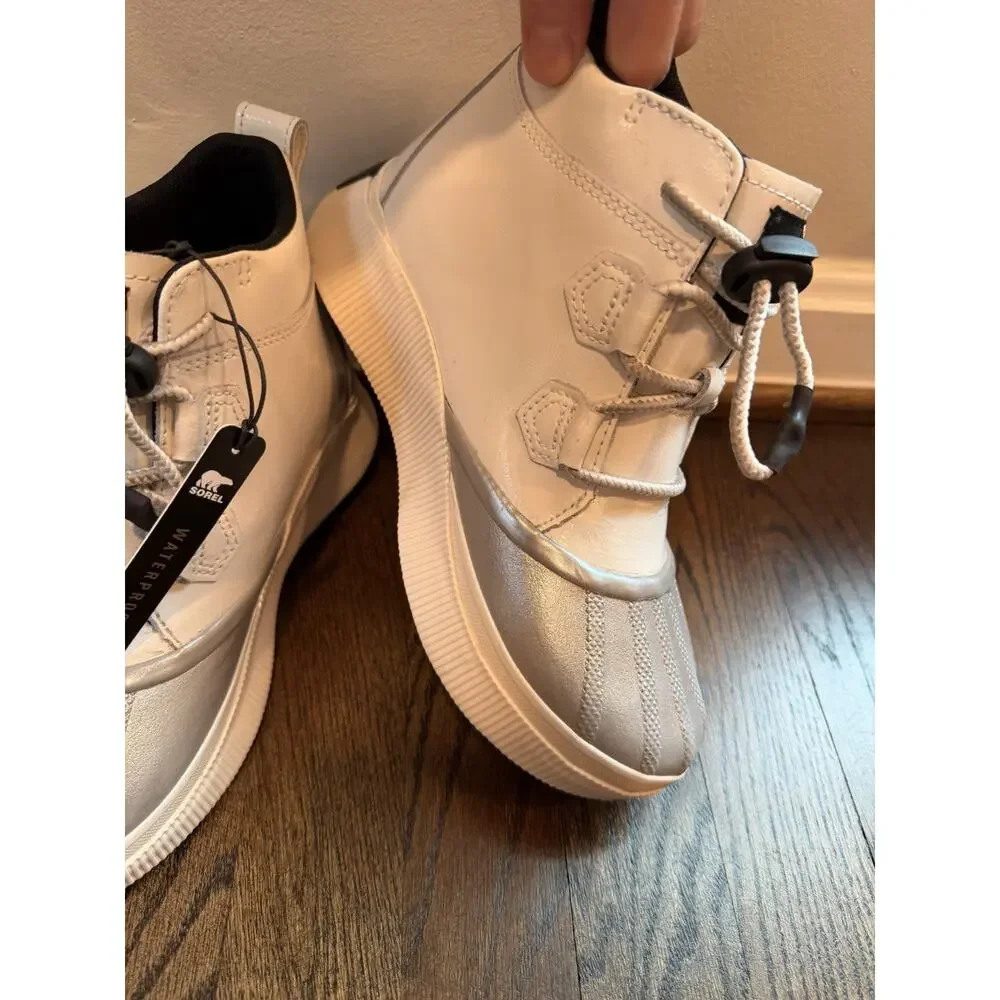 Sorel Out N About Waterproof Booties white silver Youth Sz 6 NWT
